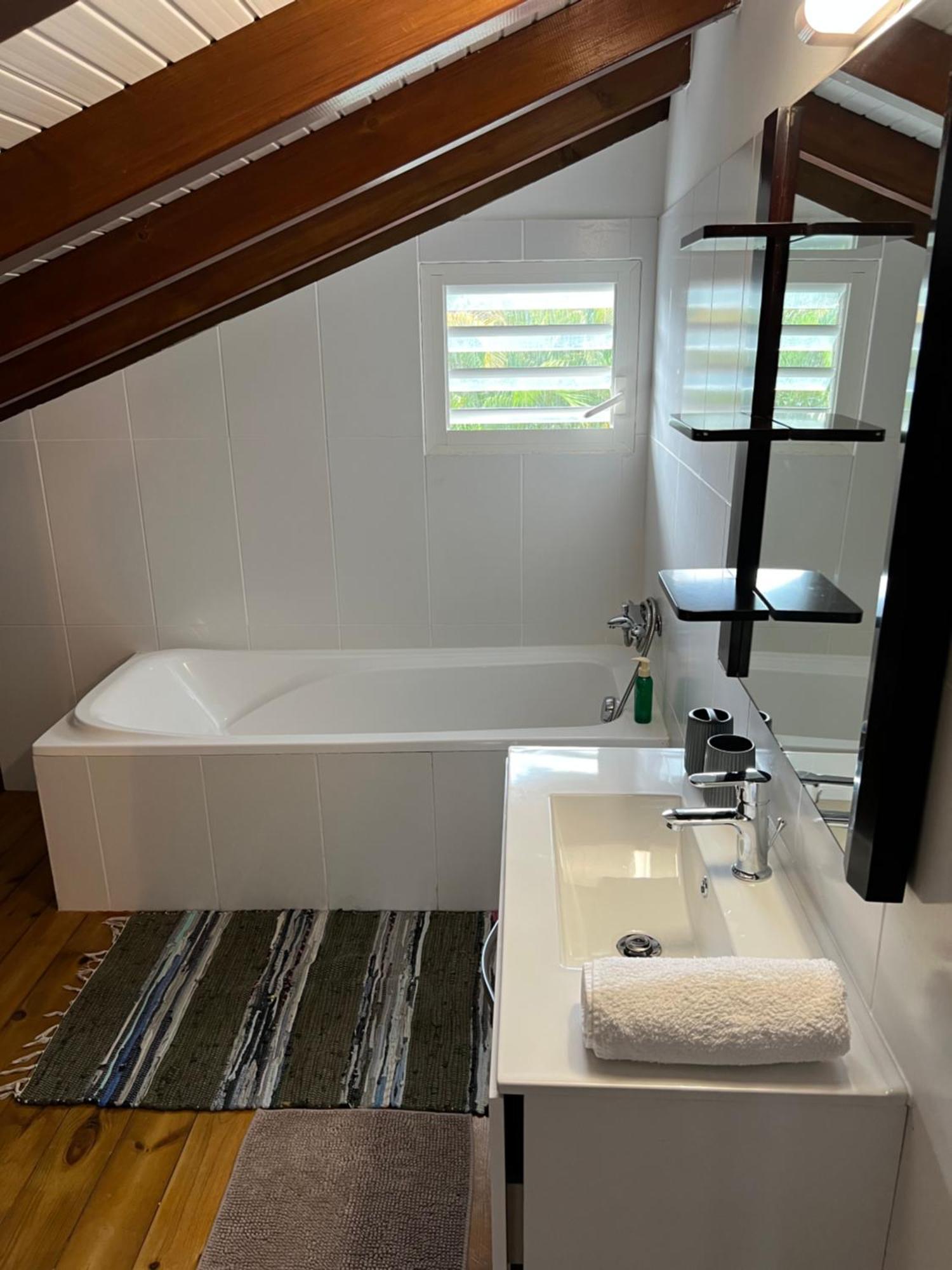 Villa Au Calme Avec Jacuzzi, Villa Le Boursoie Les Abymes Luaran gambar