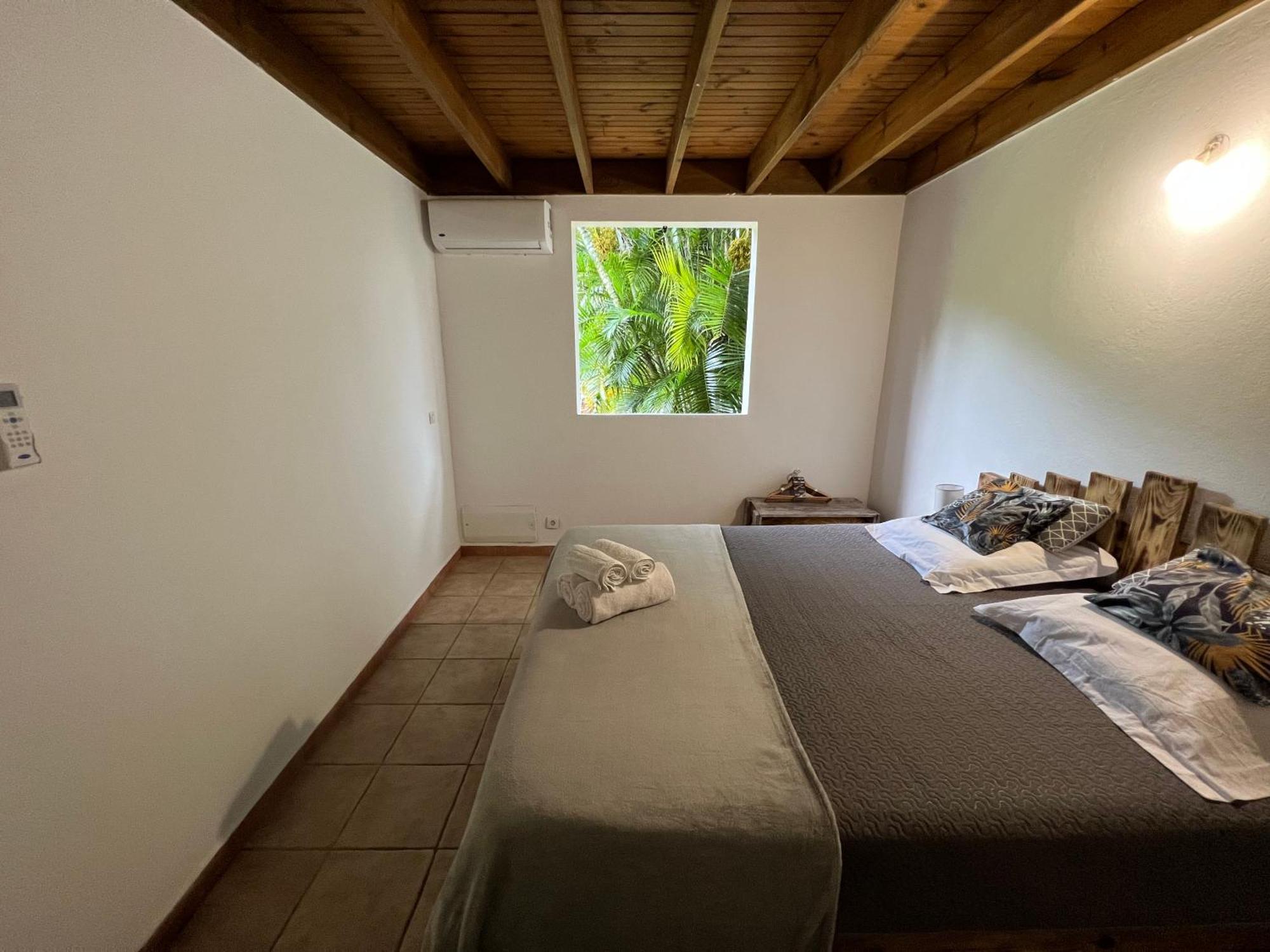 Villa Au Calme Avec Jacuzzi, Villa Le Boursoie Les Abymes Luaran gambar