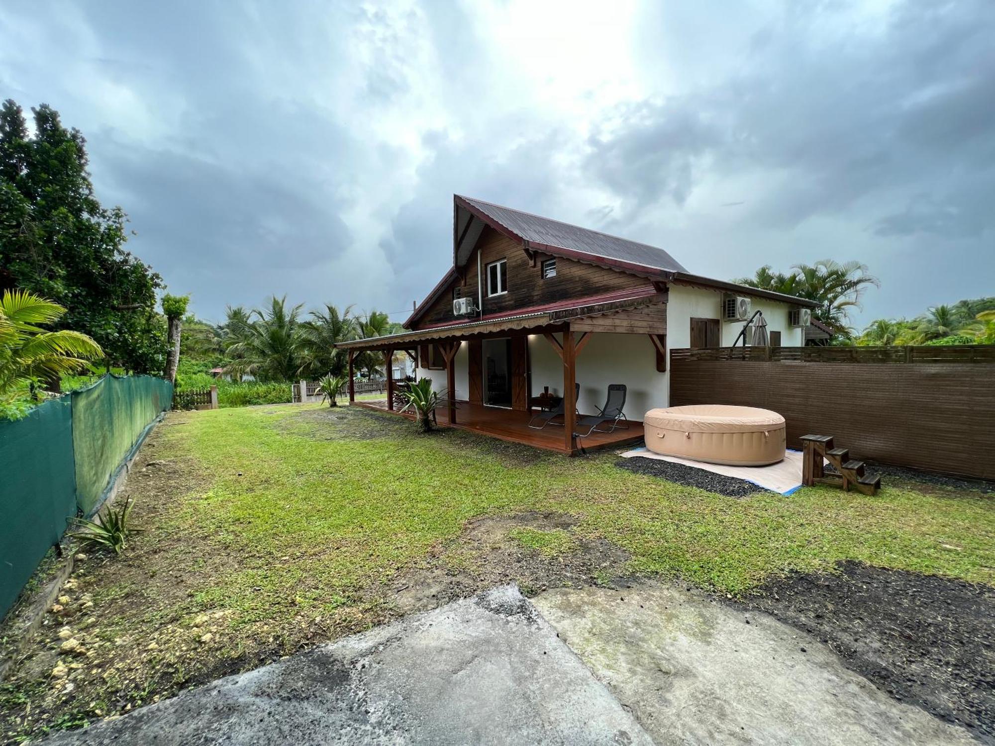 Villa Au Calme Avec Jacuzzi, Villa Le Boursoie Les Abymes Luaran gambar