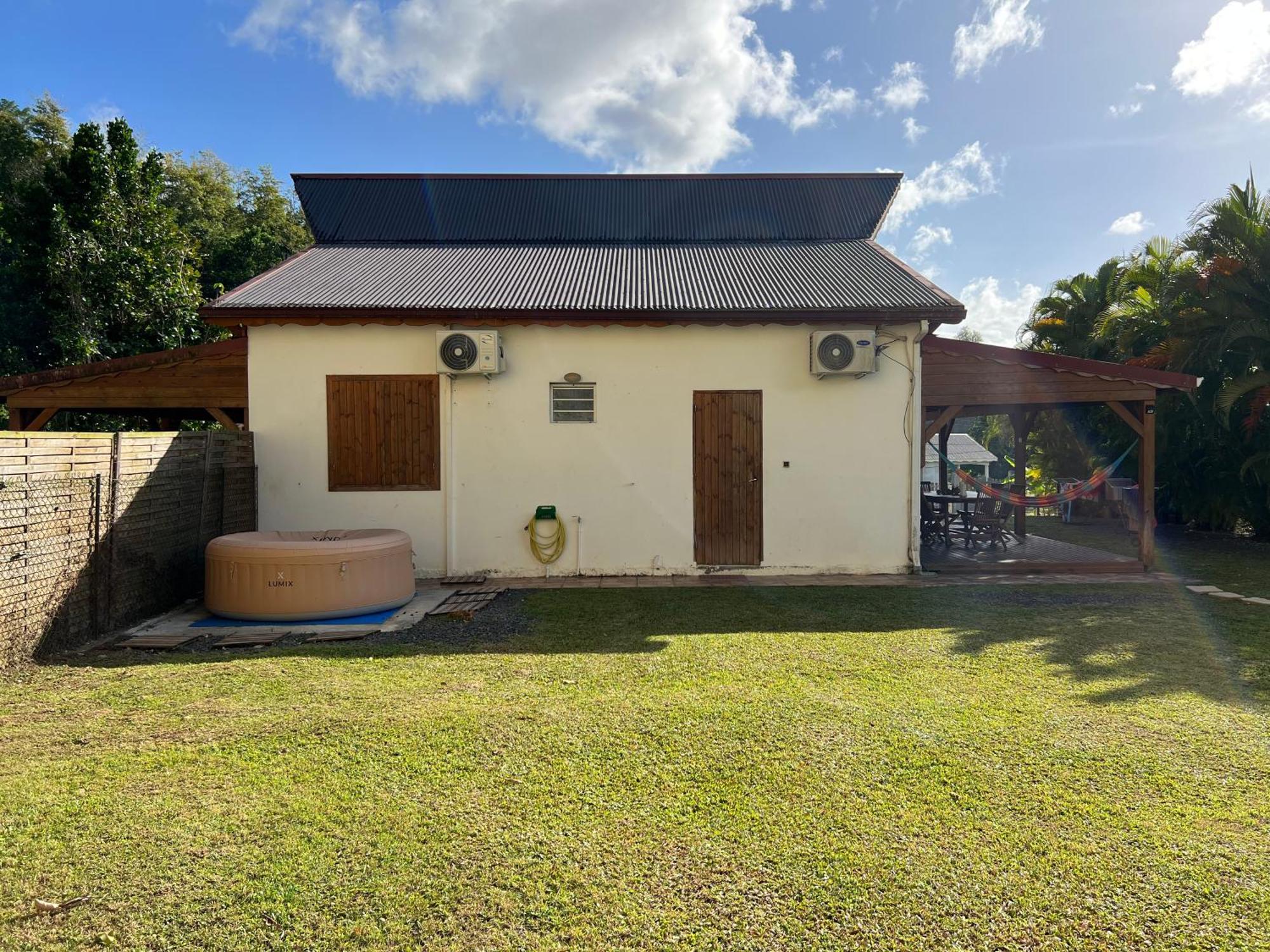 Villa Au Calme Avec Jacuzzi, Villa Le Boursoie Les Abymes Luaran gambar