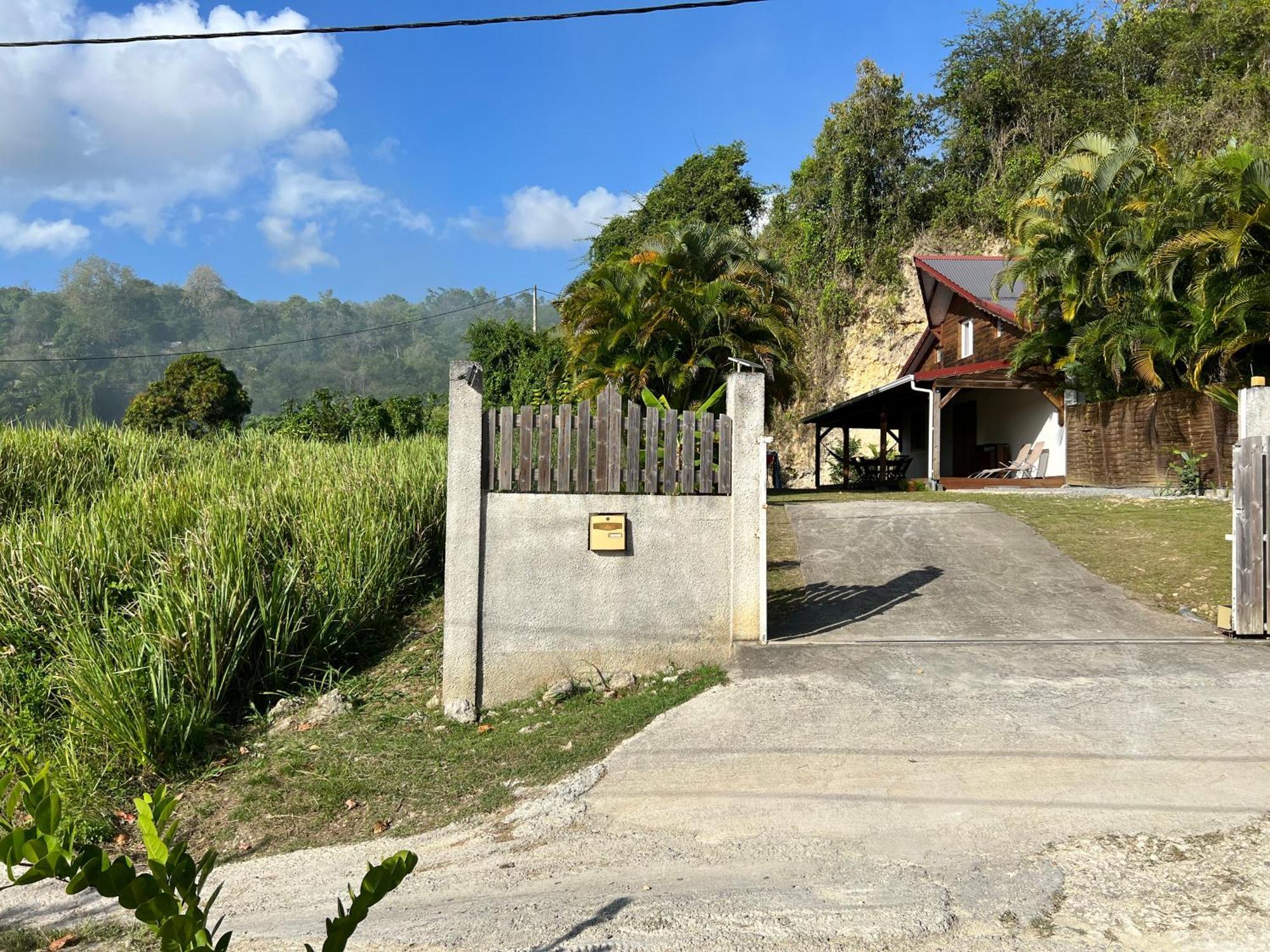 Villa Au Calme Avec Jacuzzi, Villa Le Boursoie Les Abymes Luaran gambar