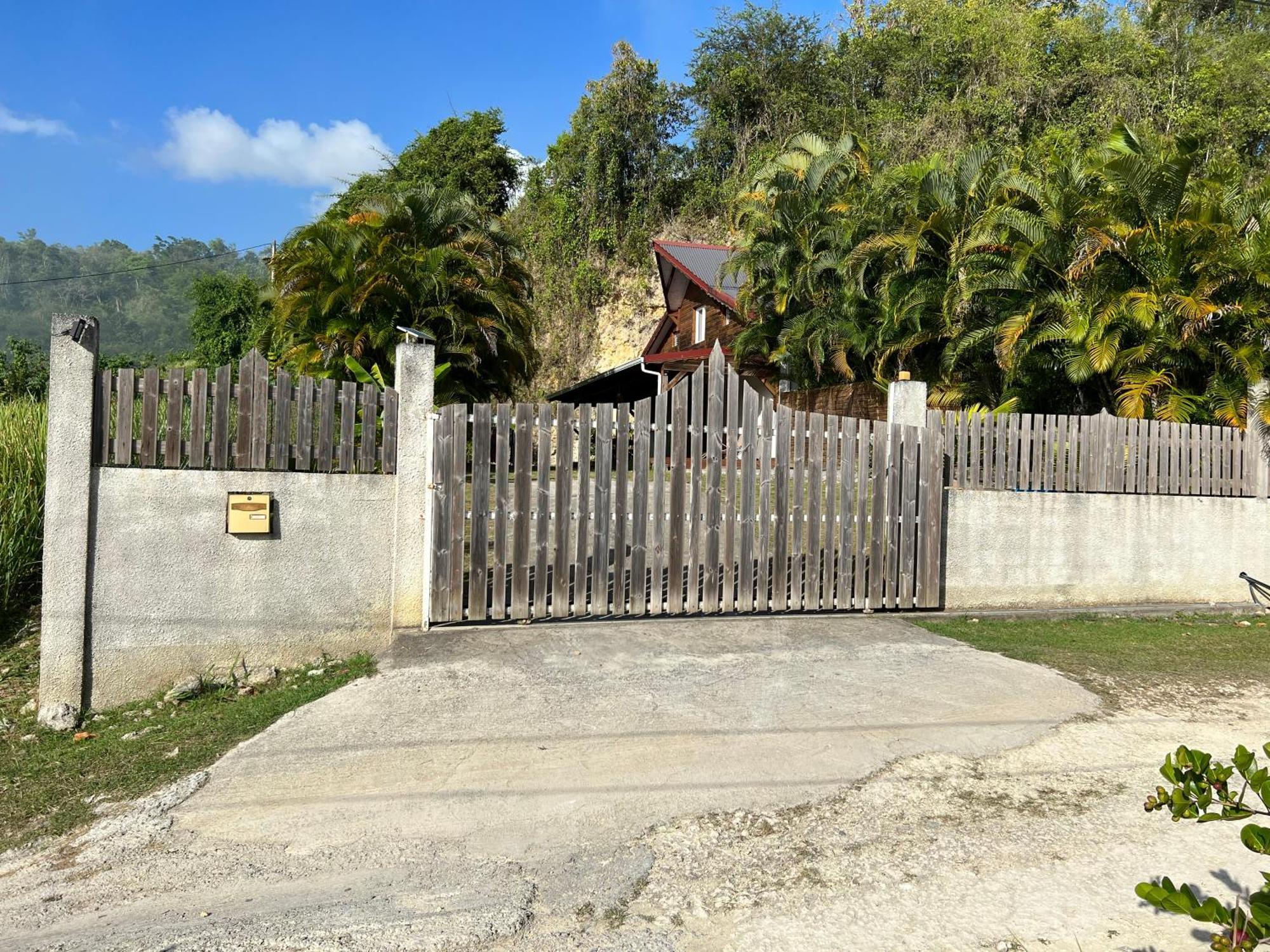 Villa Au Calme Avec Jacuzzi, Villa Le Boursoie Les Abymes Luaran gambar