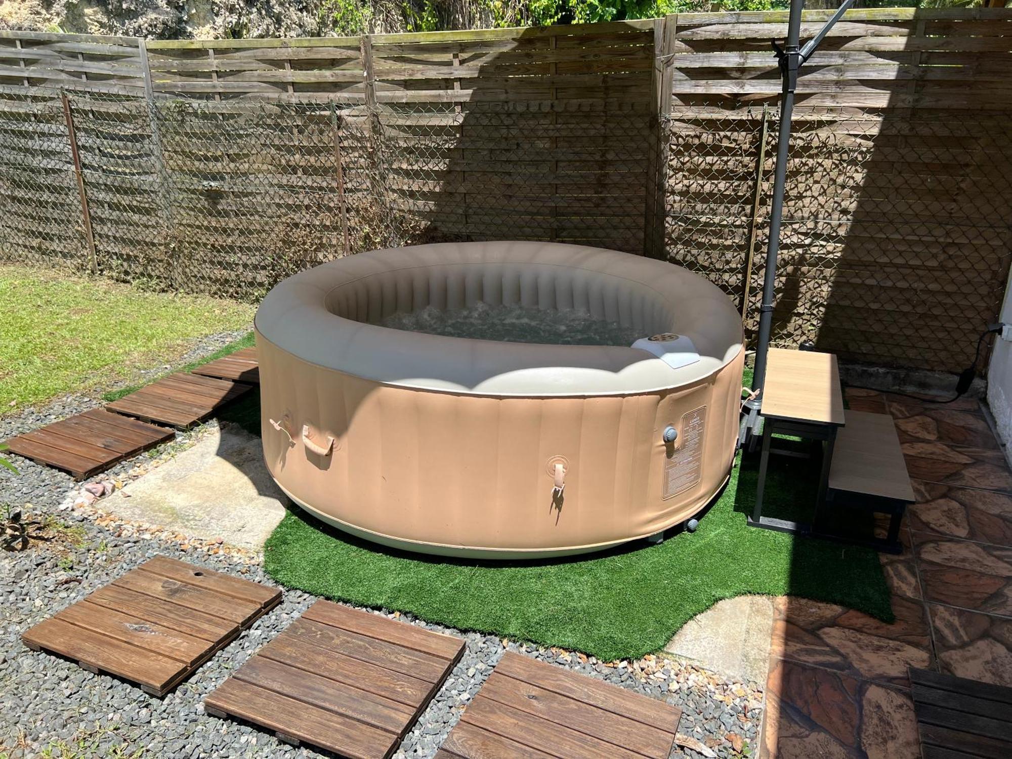 Villa Au Calme Avec Jacuzzi, Villa Le Boursoie Les Abymes Luaran gambar