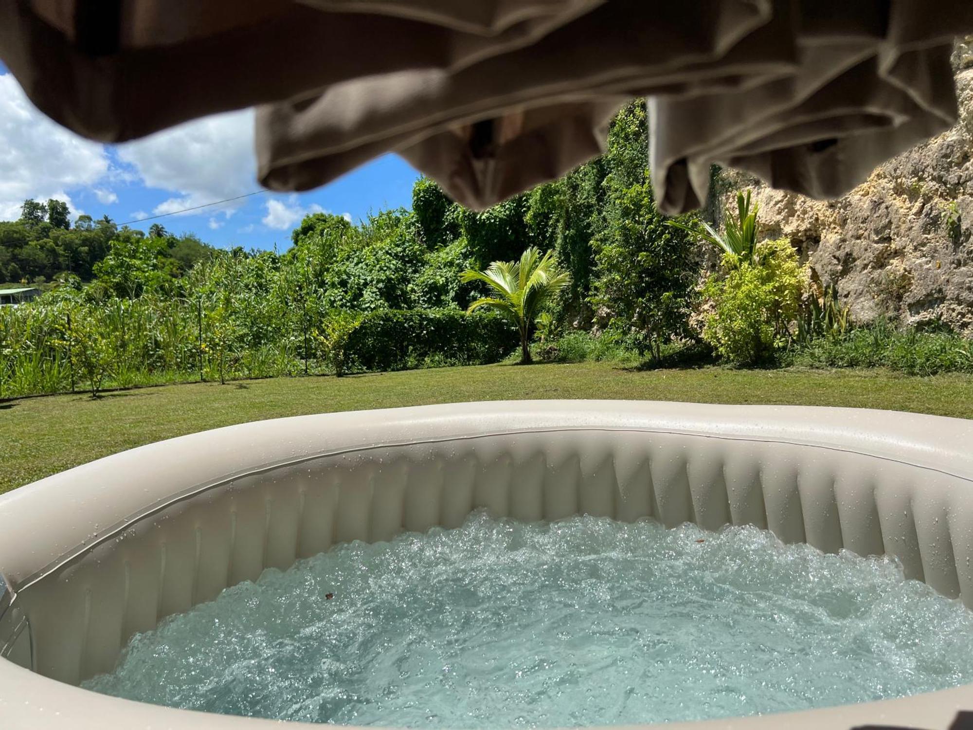 Villa Au Calme Avec Jacuzzi, Villa Le Boursoie Les Abymes Luaran gambar