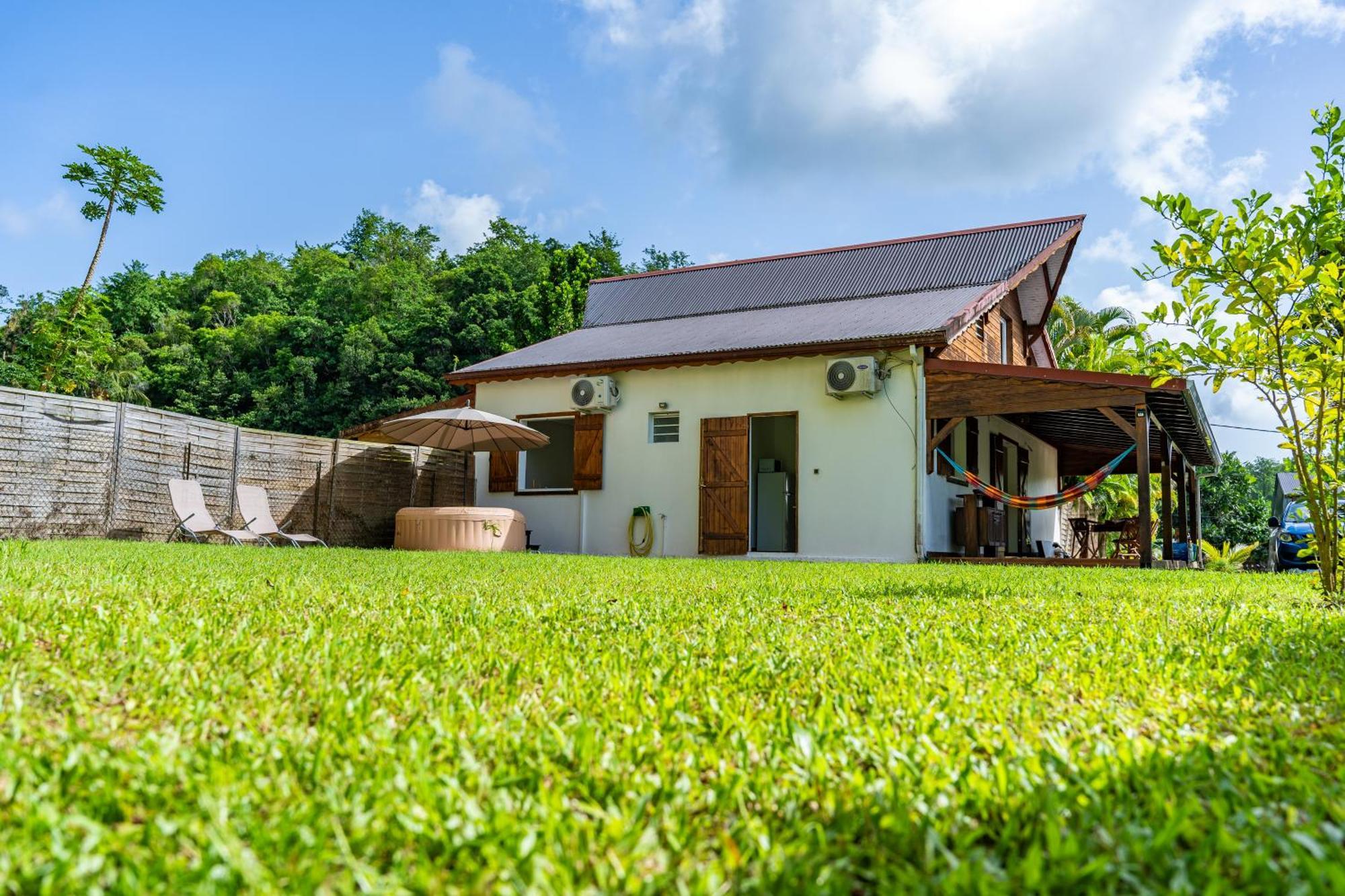 Villa Au Calme Avec Jacuzzi, Villa Le Boursoie Les Abymes Luaran gambar