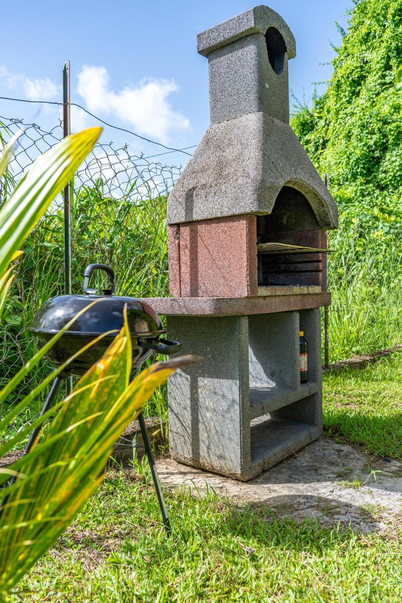 Villa Au Calme Avec Jacuzzi, Villa Le Boursoie Les Abymes Luaran gambar