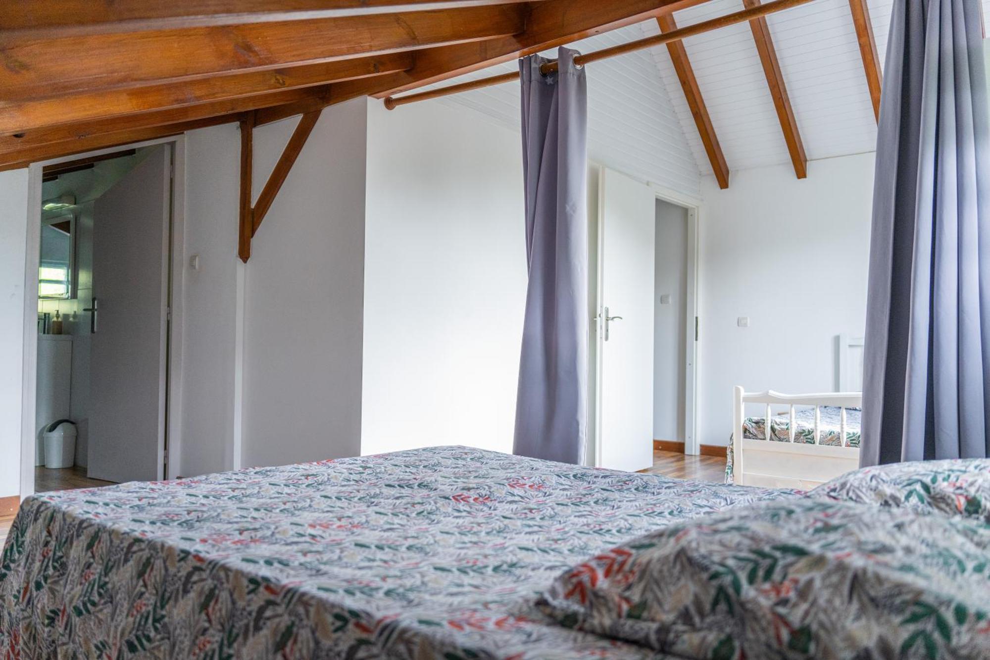 Villa Au Calme Avec Jacuzzi, Villa Le Boursoie Les Abymes Luaran gambar