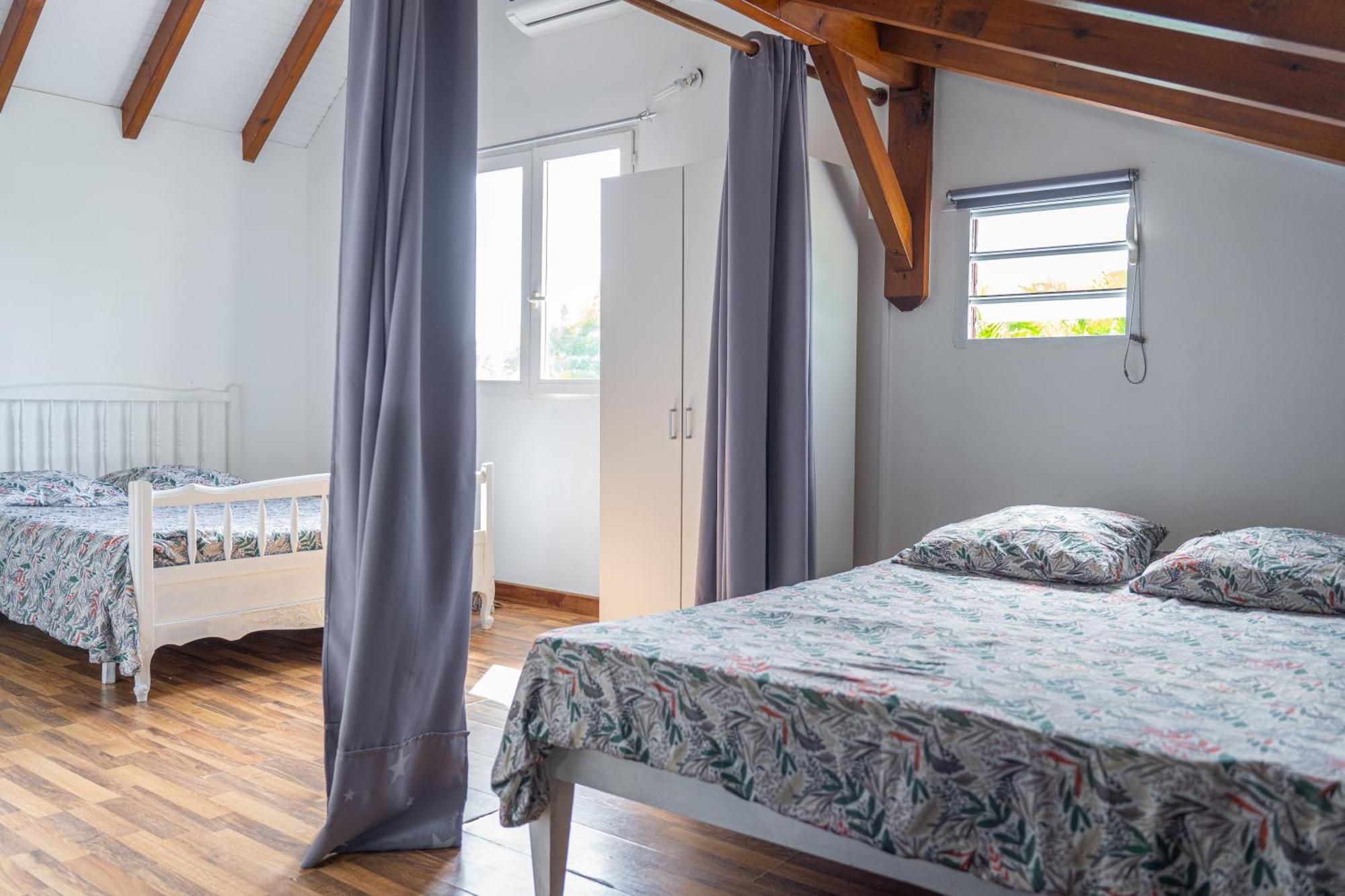 Villa Au Calme Avec Jacuzzi, Villa Le Boursoie Les Abymes Luaran gambar