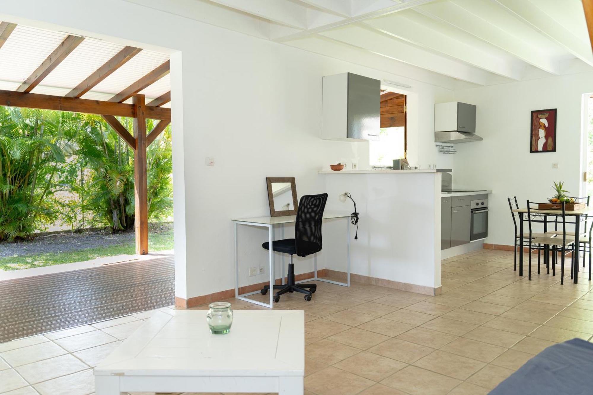 Villa Au Calme Avec Jacuzzi, Villa Le Boursoie Les Abymes Luaran gambar