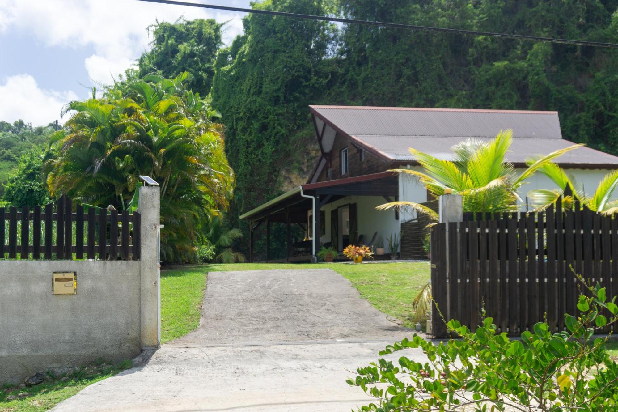 Villa Au Calme Avec Jacuzzi, Villa Le Boursoie Les Abymes Luaran gambar