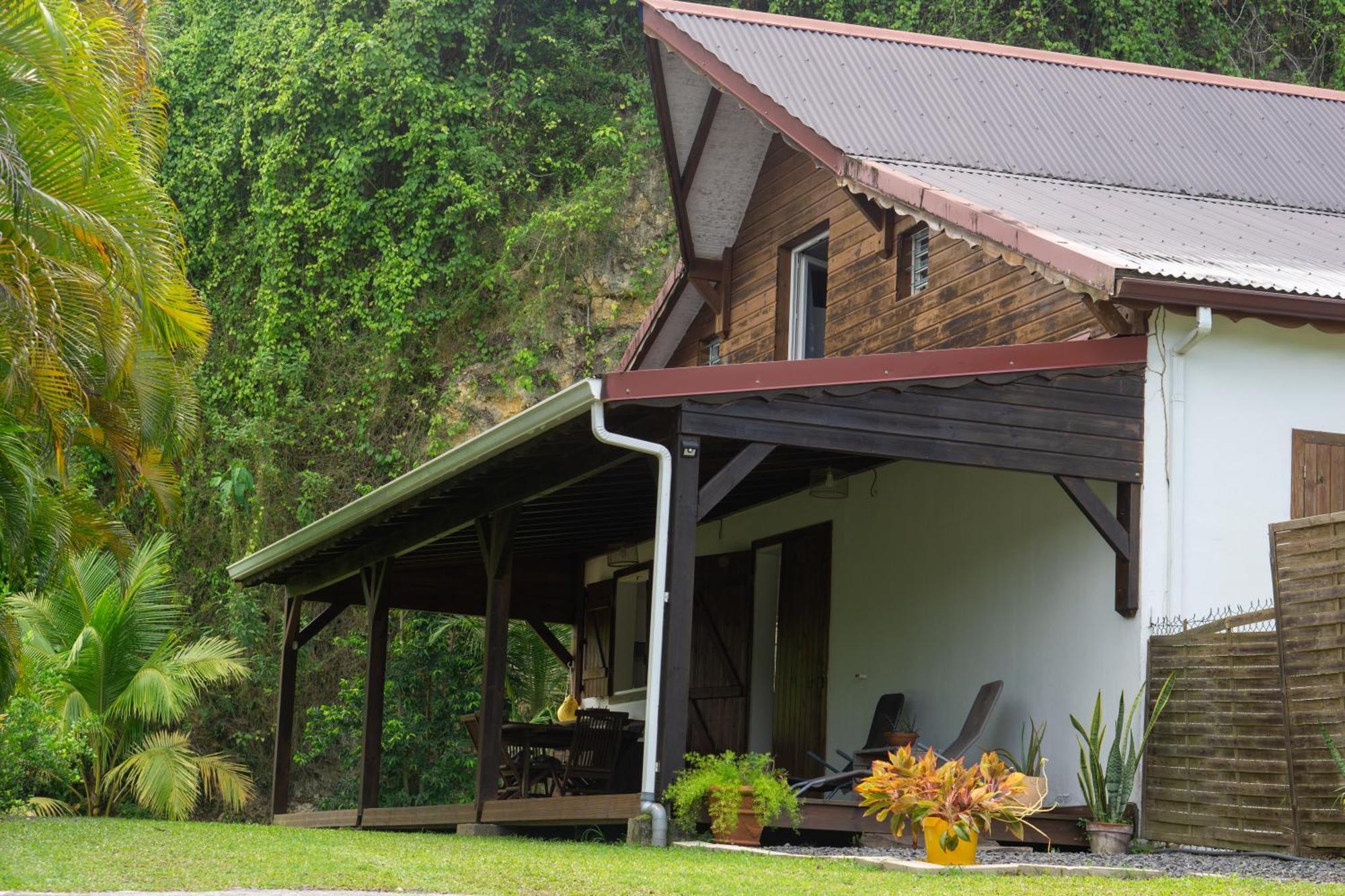 Villa Au Calme Avec Jacuzzi, Villa Le Boursoie Les Abymes Luaran gambar