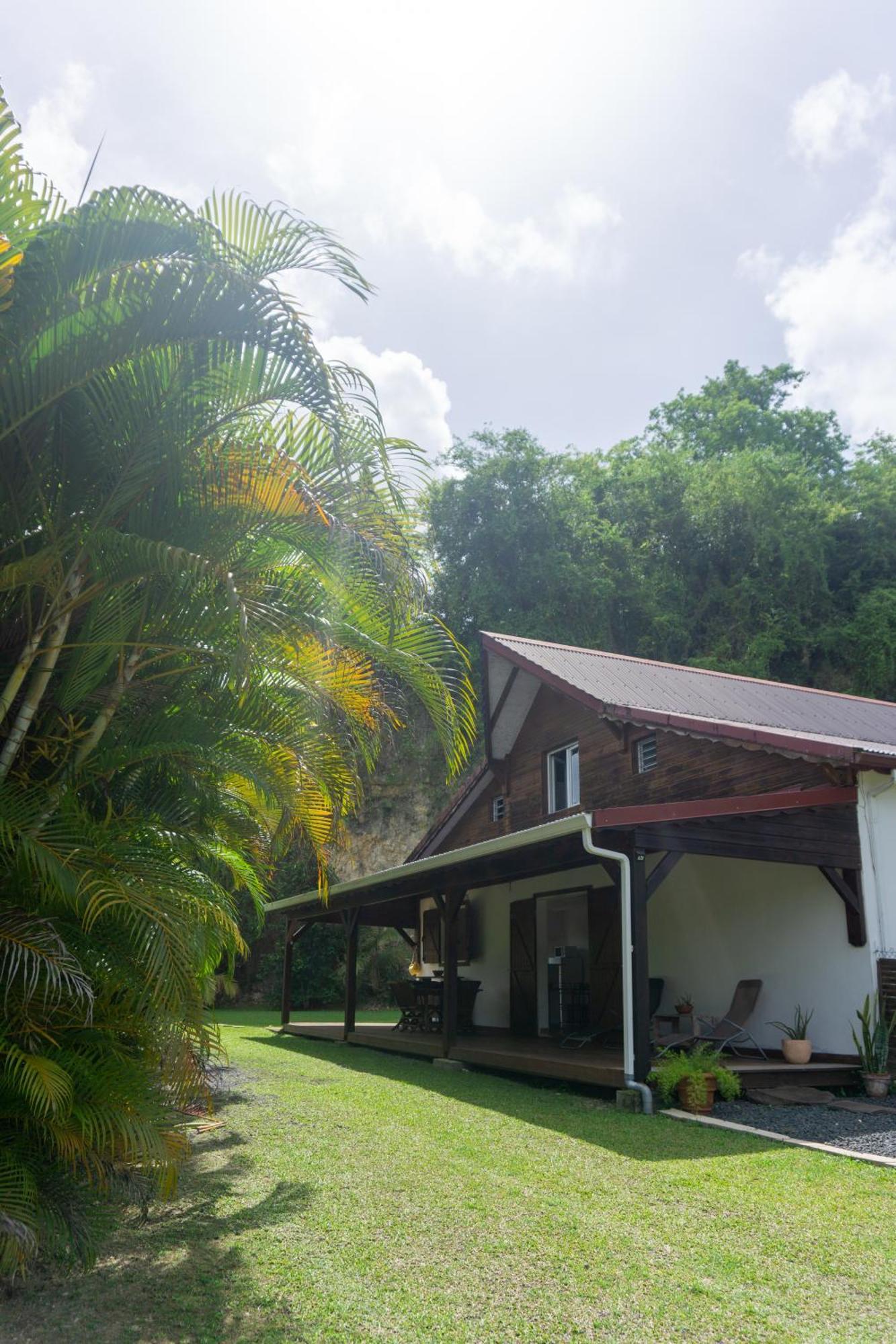 Villa Au Calme Avec Jacuzzi, Villa Le Boursoie Les Abymes Luaran gambar