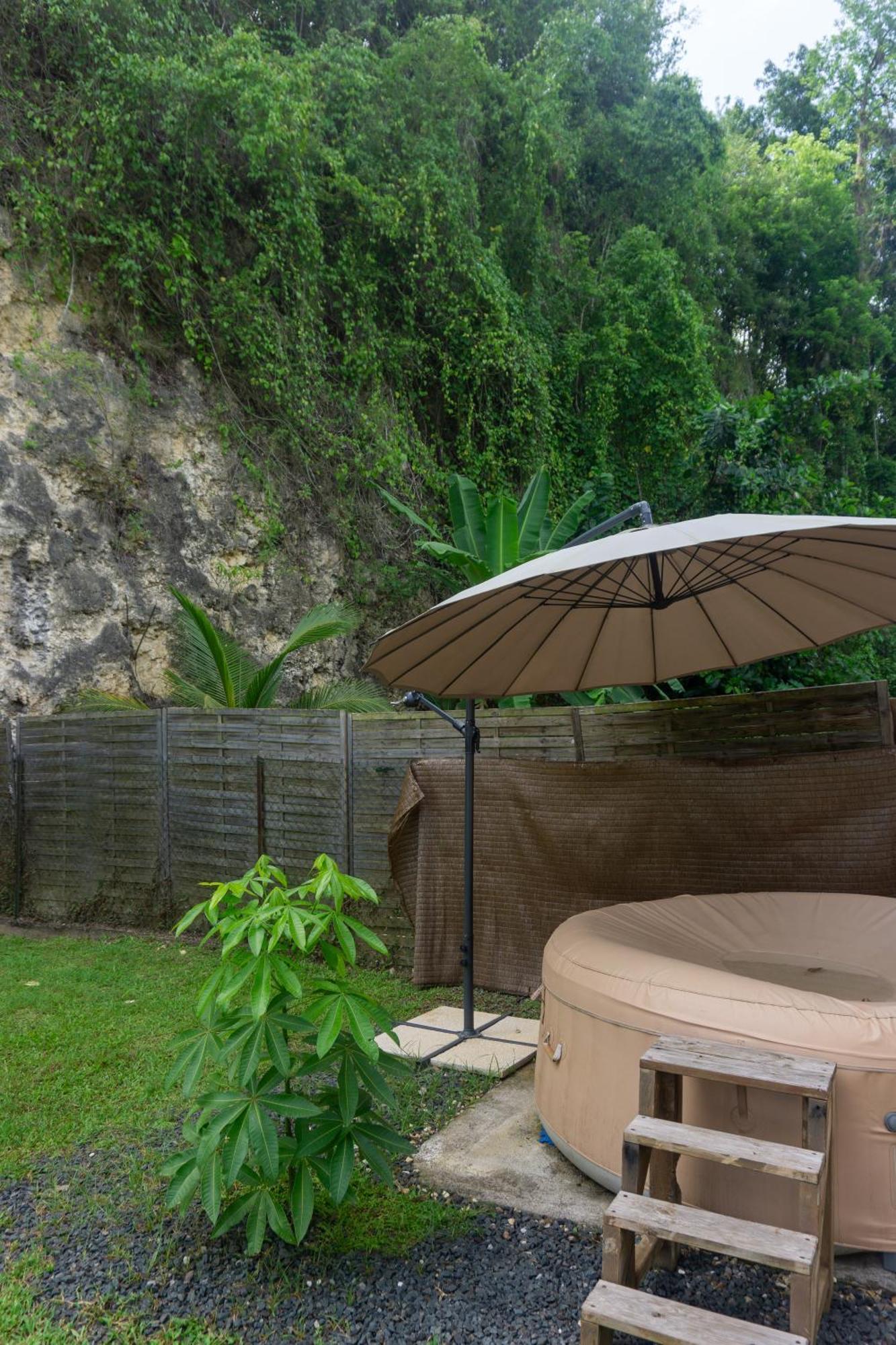 Villa Au Calme Avec Jacuzzi, Villa Le Boursoie Les Abymes Luaran gambar